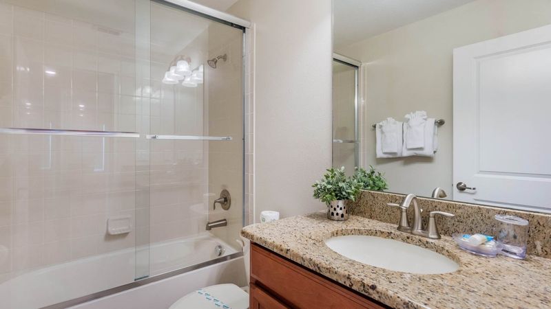 Hall Bathroom 4 Upstairs
Tub/Shower Combo