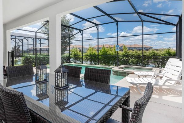 Patio Dining
Pool Faces North