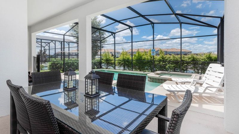 Patio Dining
Pool Faces North