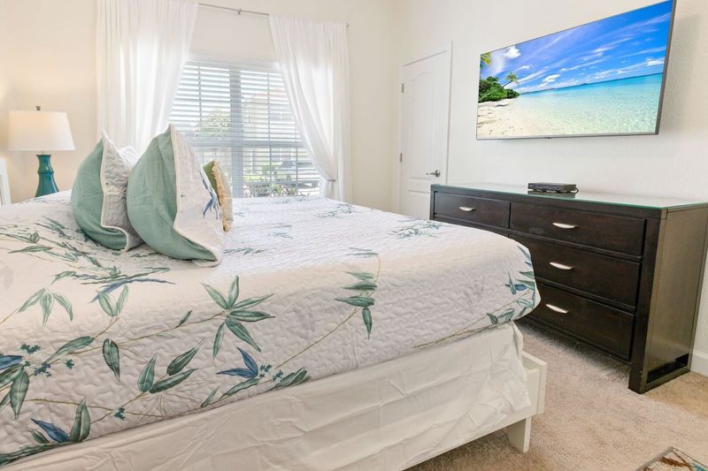 King Bedroom 4 (Angle)
50" Smart TV
