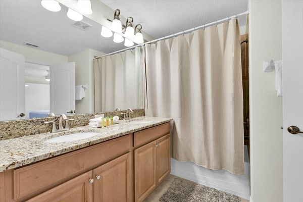 Master King Bathroom 3 Upstairs
Tub/Shower Combo