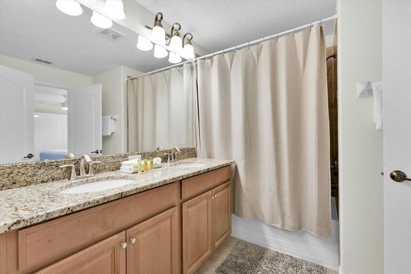 Master King Bathroom 3 Upstairs
Tub/Shower Combo