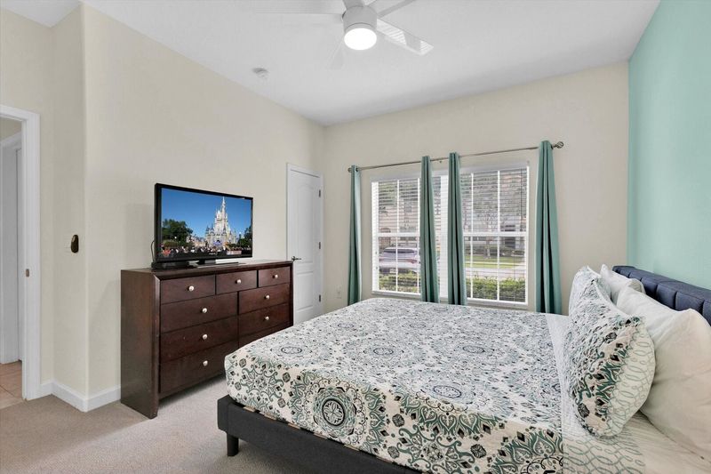 King Bedroom 1 (Angle)
39" TV