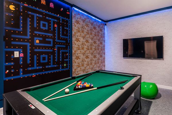 Game Room
65" Smart TV