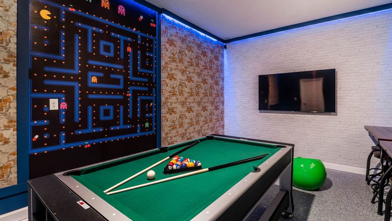 Game Room
65" Smart TV