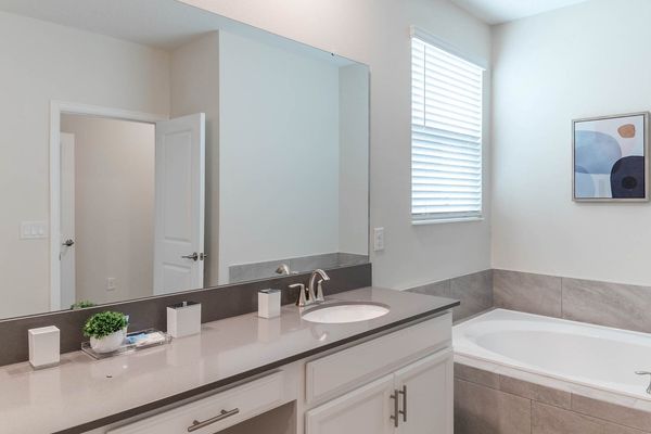 Master King Bathroom 2 Upstairs
Tub and Shower