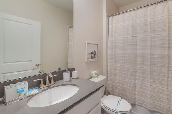 Hall Bathroom 4 Upstairs
Tub/Shower Combo