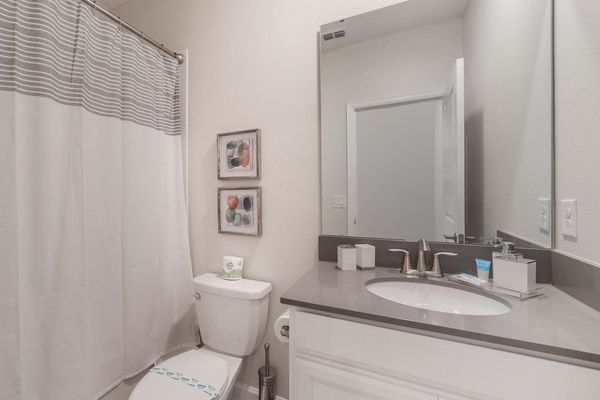 Hall Bathroom 5 Upstairs
Tub/Shower Combo