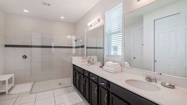 Master Bathroom 1 Downstairs
SHOWER