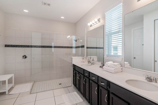 Master Bathroom 1 Downstairs
SHOWER