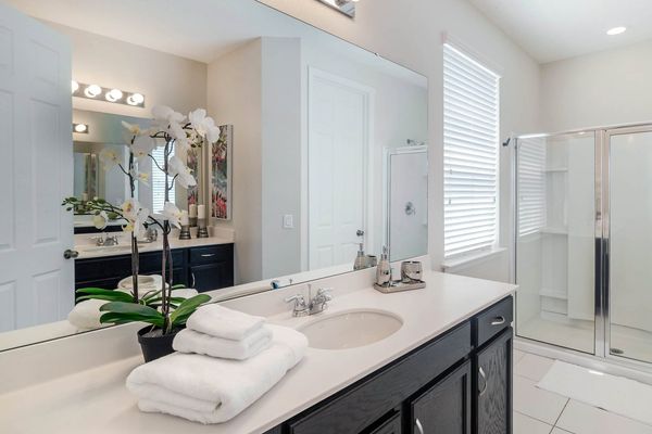 Master Bathroom 2 Upstairs
SHOWER