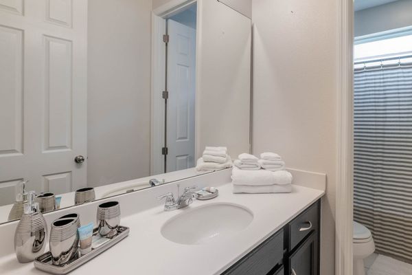 Hall Bathroom 4 Upstairs
TUB/SHOWER COMBO