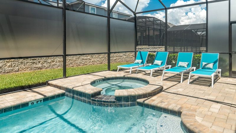 Spa/Pool
Faces North