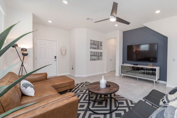 Living Room (Angle)
70" Smart TV