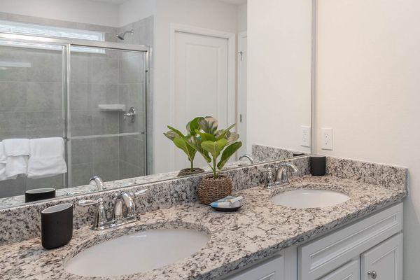 Master King Bathroom 2 Upstairs
Shower