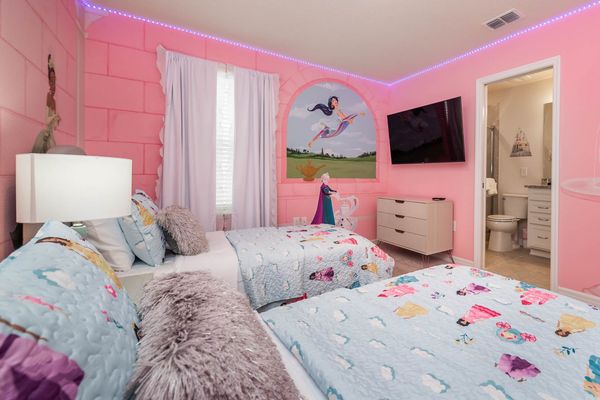 Two Twins Suite Bedroom 4 (Angle)
40" Smart TV