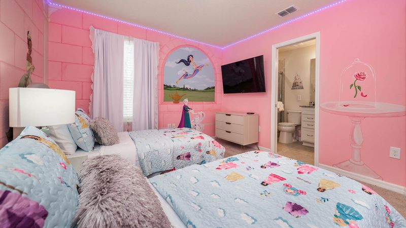 Two Twins Suite Bedroom 4 (Angle)
40" Smart TV