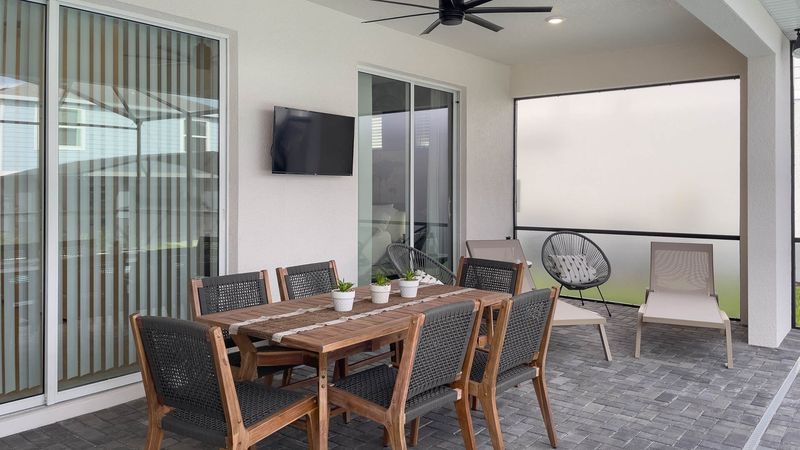 Patio Dining
40" Smart TV