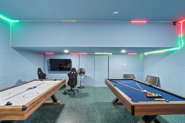 Game Room Has AC
55" Smart TV XBOX 
Air Hockey, Pool Table
3 Video Arcades
Has AC