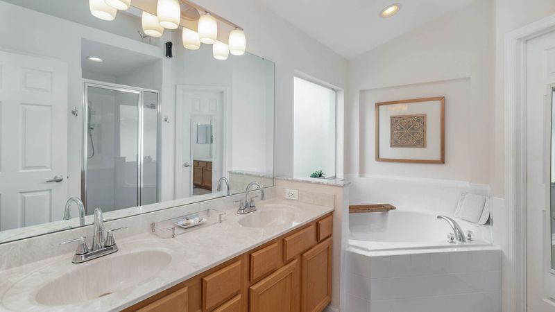 Master King Bathroom 1
Tub and Shower
