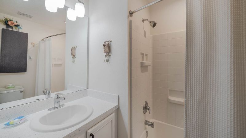 Queen Suite Bathroom 2
Tub/Shower Combo