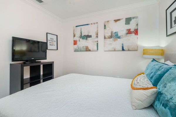 Queen Bedroom 3 (Angle)
32" TV