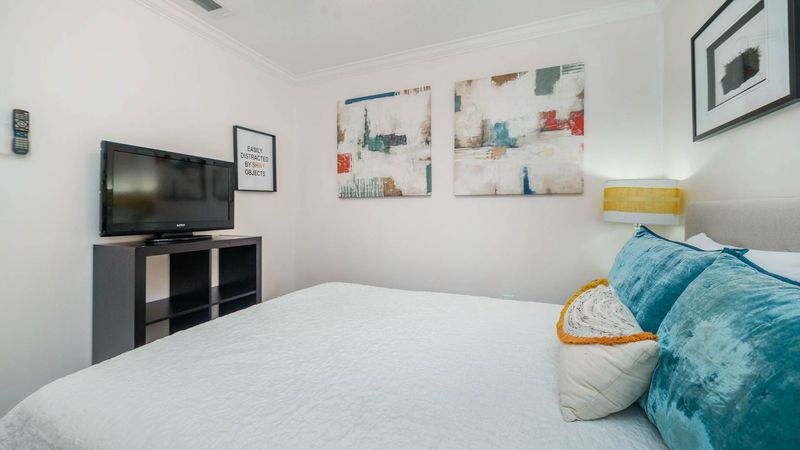 Queen Bedroom 3 (Angle)
32" TV