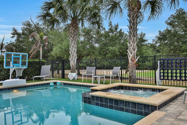 Practice your skills in pool basketball