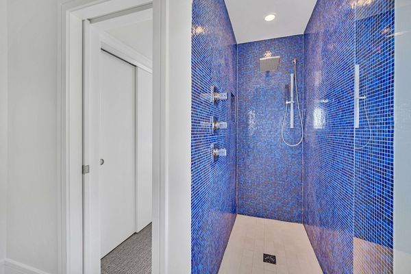 The en suite bathroom offers a walk-in shower