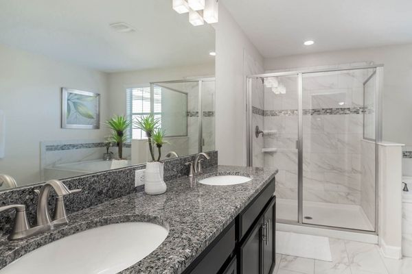 Master King Bathroom 1 Upstairs
Tub and Shower