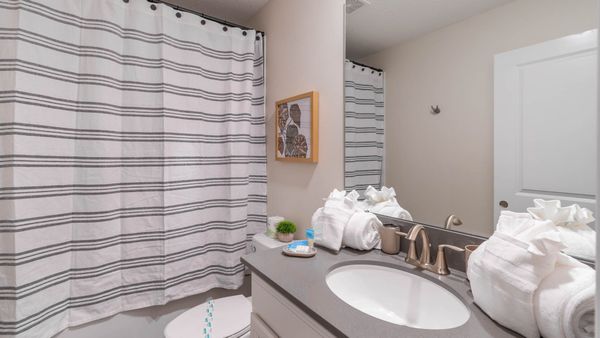 Hall Bathroom 5 Upstairs
Tub/Shower Combo