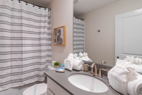 Hall Bathroom 5 Upstairs
Tub/Shower Combo