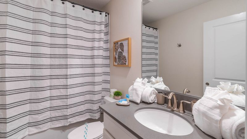 Hall Bathroom 5 Upstairs
Tub/Shower Combo