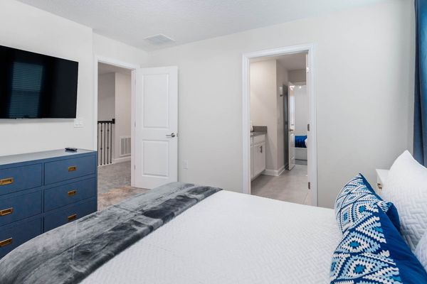 Queen Bedroom 5 (Angle)
55" Smart TV