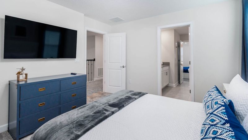 Queen Bedroom 5 (Angle)
55" Smart TV