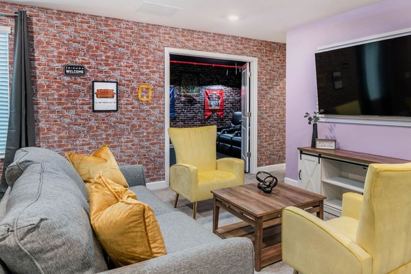 Loft (Angle)
65" Smart TV