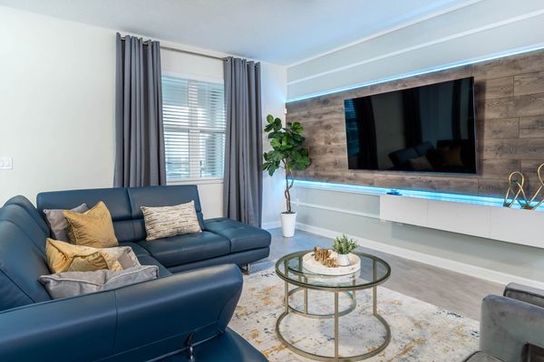 Living Room (Angle)
75" Smart TV