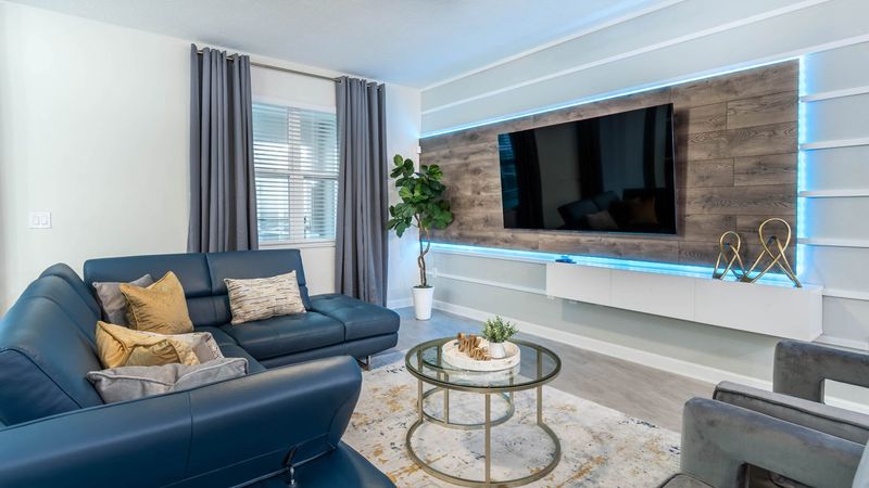 Living Room (Angle)
75" Smart TV