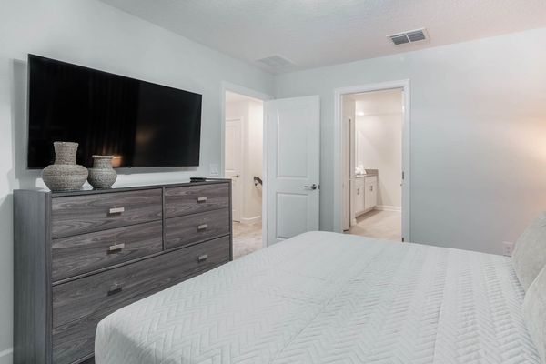 Queen Bedroom 8 (Angle)
55" Smart TV