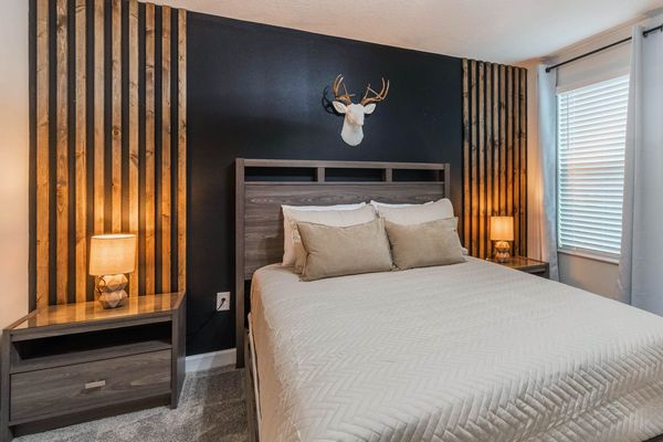Queen Bedroom 8
Upstairs
Shared Bathroom