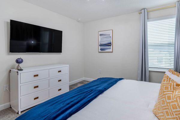 King Bedroom 6 (Angle)
55" Smart TV