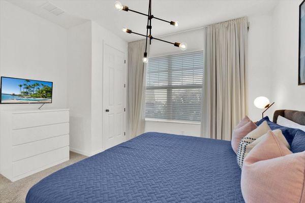 King Bedroom 2 (Angle)
32" Roku TV