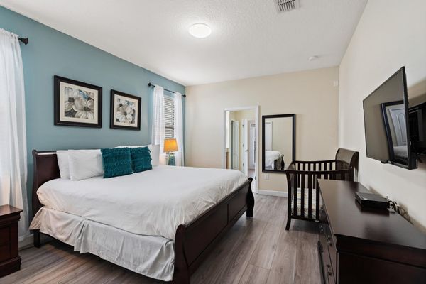 Master King Bedroom 1 Downstairs Attached Bathroom