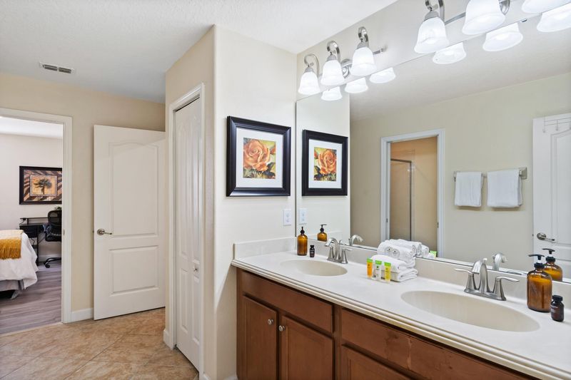 Jack N Jill Bathroom 4 (beds 3 & 8)