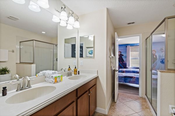 Jack N Jill Bathroom 5 Upstairs Shower (beds 5 & 6)