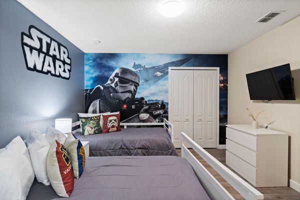 Twin/Double Bedroom 5 Upstairs Shared Bathroom 39" Smart TV Star Wars