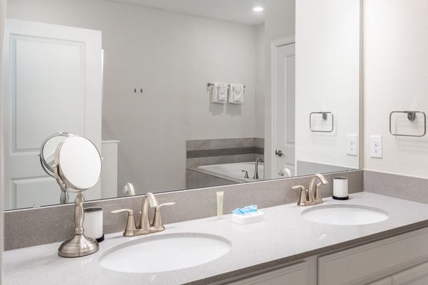 Master King Bathroom 1
Downstairs