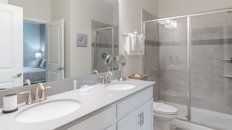 King Suite Bathroom 2
Downstairs
Shower