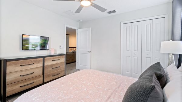 Queen Bedroom 4 (Angle)
32" Smart TV