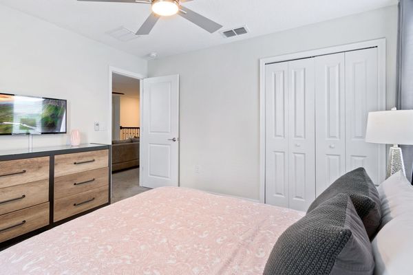 Queen Bedroom 4 (Angle)
32" Smart TV